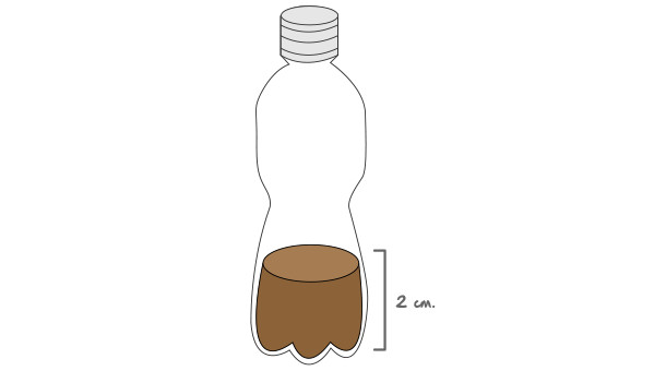 botella con 2 cm de arena