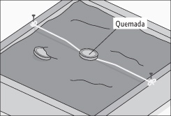 un tejo sobre una lienza en una cancha de rayuela chilena.